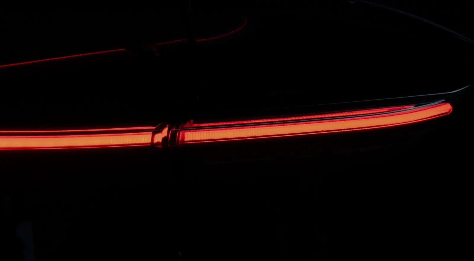Lataria preta polida com a faixa de luz traseira refletida na laca